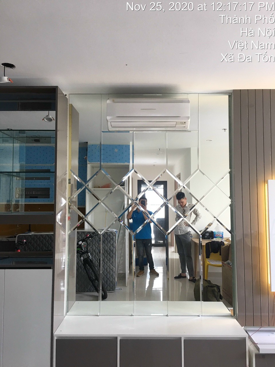 Gương trang trí phòng khách hiện đại